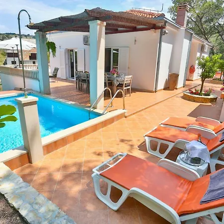 Villa With Private Pool Bobovisca